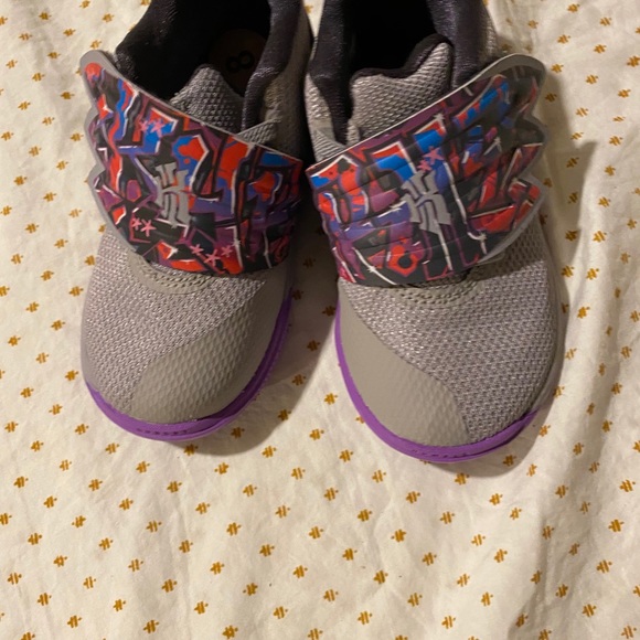 Kyrie Irving Size 8 New - Picture 3 of 3